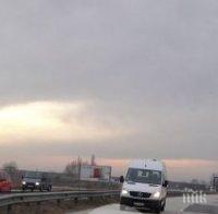Лудница на пътя край Пловдив! Шофьор на бус подкара в насрещното, размина се на косъм с автобус (снимки)