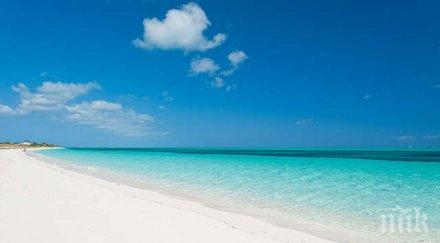 добрият плаж тюркоазена вода белоснежен пясък