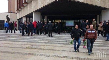 наско сираков ивайло йорданов първи пристигнаха поклонението туньо