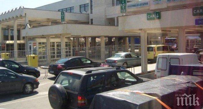 Два микробуса ще извозят блокираните български шофьори на границата, за да се снабдят с храна и вода