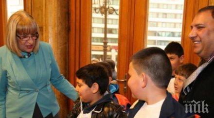 цачева посрещна първите посетители деня отворени врати парламента