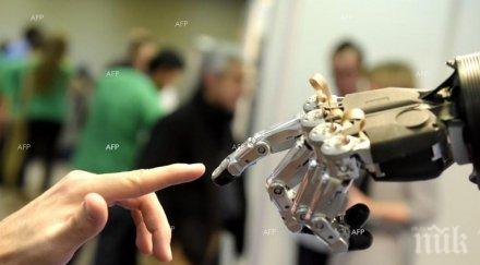 мъж движи мисли пръстите изкуствена ръка