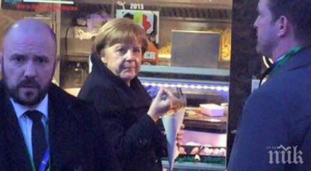 ангела меркел похапва пържени картофки крак снимка