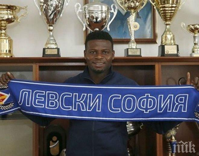 СМЯХ! Новата звезда на сините сбърка емблемата на Левски с реклама на пиле (снимка)