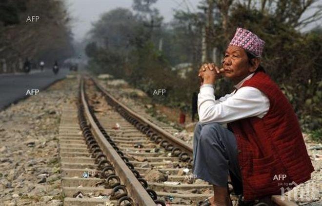 Влак в индийския град Мумбай е убил четирима души