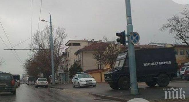 Жандармерията е накрак в Пловдив! Изкараха и водно оръдие край стадиона! (снимки)