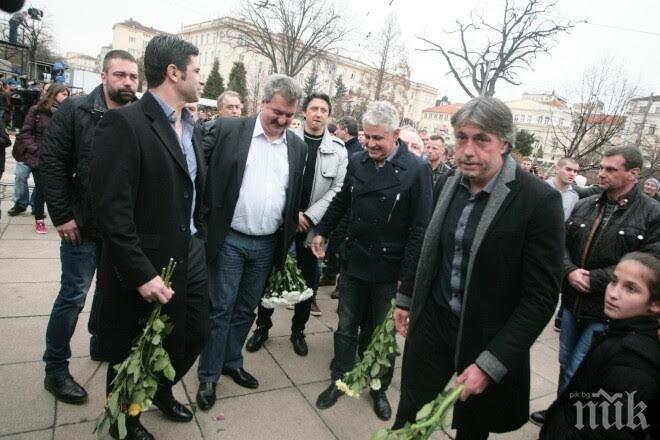 Ръководството и футболистите на Левски поднесоха цветя на паметника на Васил Левски (снимки)