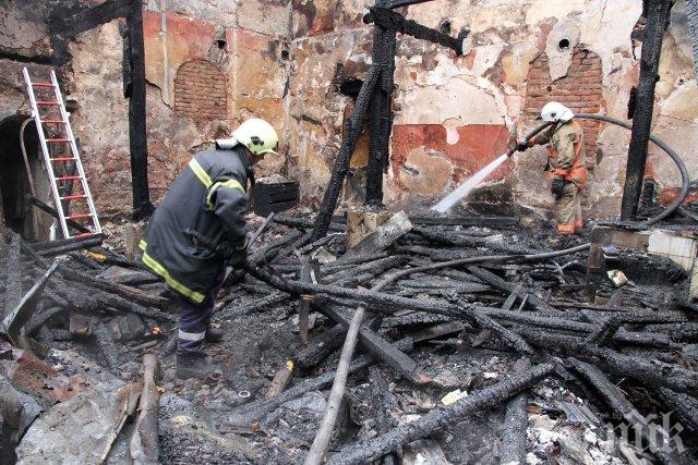 Вижте снимки от огнения ад, при който изгоря Ортамезар в Пловдив! 