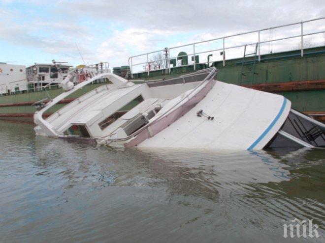 Яхта потъва в Дунав