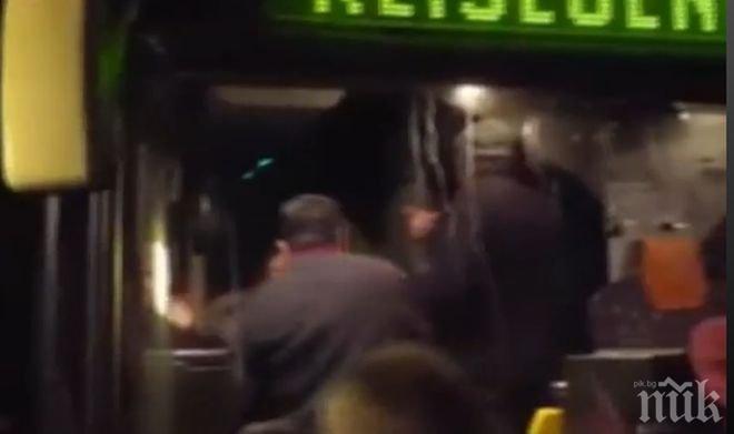 Разярени германци свалиха бежанци от автобус