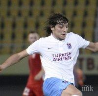 Куриоз! Изгониха футболист, защото показа червен картон на съдията