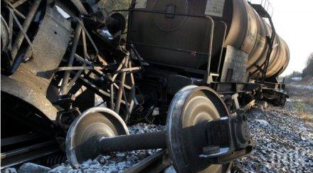 влак помете автомобил двама души пострадаха