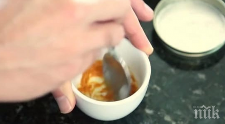 мъж показва безумно лесен трик прави паста тайна съставка избелва зъбите безупречно