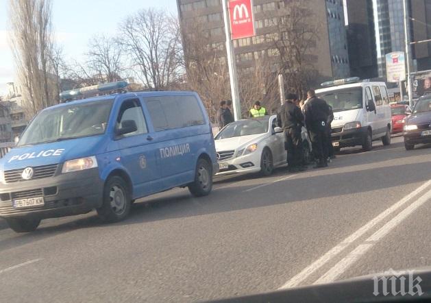 Екшън в Пловдив! Полицаи заклещиха баровски мерцедес (снимки)