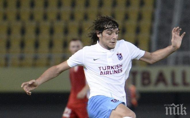 Куриоз! Изгониха футболист, защото показа червен картон на съдията