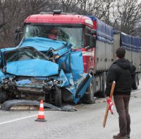 Mикробус пресован между два ТИР-а край Търново