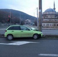 Шофьор се заби в стълб и избяга