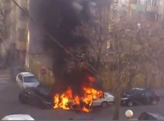 маскирани протестиращи опожариха две коли eвн