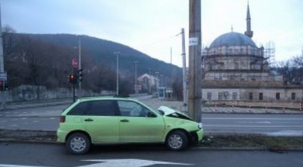 шофьор заби стълб избяга