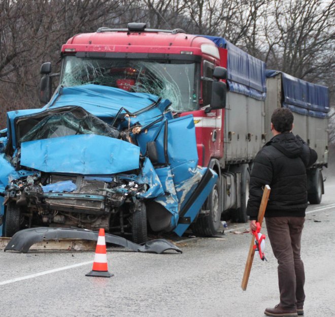 Mикробус пресован между два ТИР-а край Търново