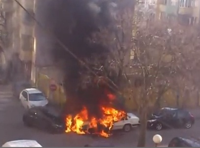 Маскирани протестиращи опожариха две коли на EВН 