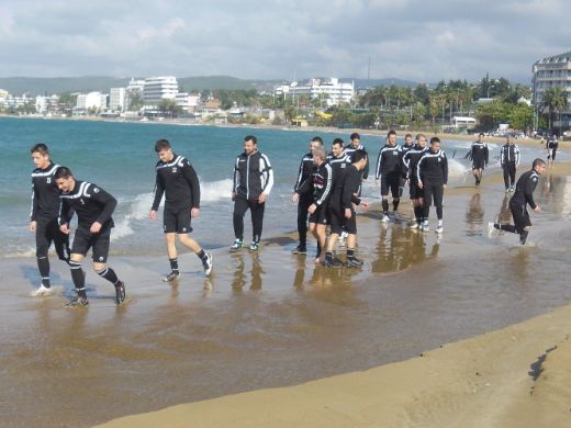 Локомотив (Пловдив) тренира на средиземноморски плаж