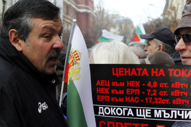 Делян Добрев под обстрел със снежни топки заради наглите сметки за ток