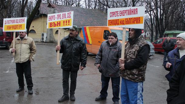 Варненци с камъни срещу полицията на протеста