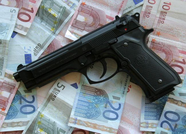 Крадец повтори сценария Октай! Стреля по семейство, но оръжието засече