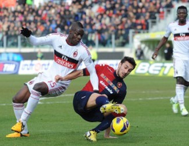 Милан се препъна в Каляри, Балотели пак бележи