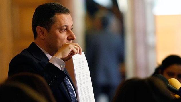 Яне носи 35 тома документи за енергийната мафия на Цацаров