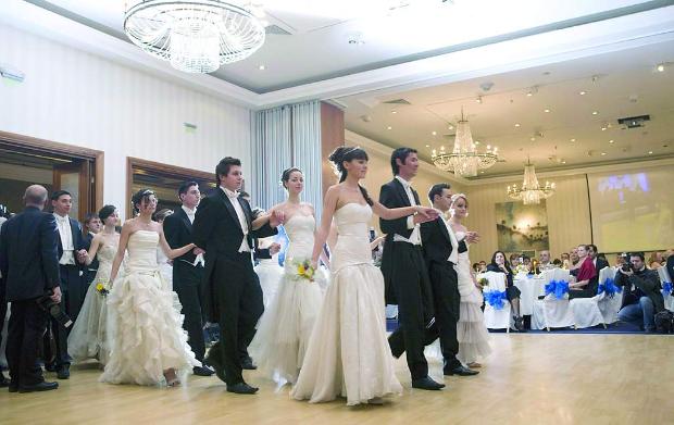 Перли и високи токчета на Виенския бал в София