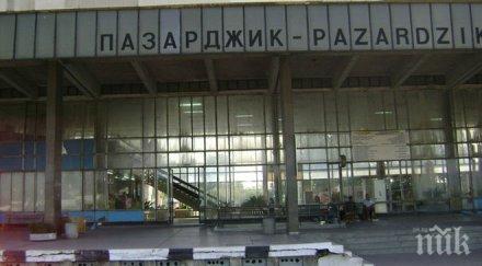 пътници висяха часове наред гарата пазарджик