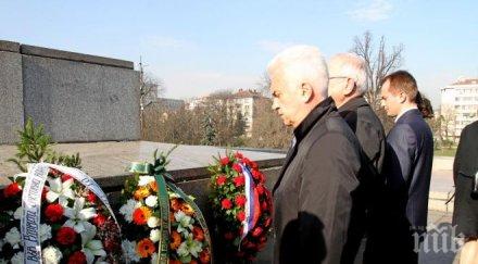 атака поднесе венци паметника съветската армия снимки