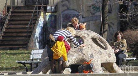 пик ретро вниманието социалните служби лора крумова зарязва сина сам колата папарашки снимки