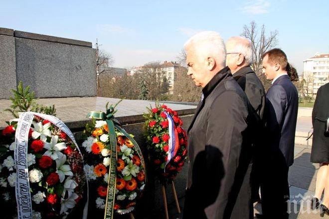 Атака поднесе венци пред паметника на Съветската армия (снимки)