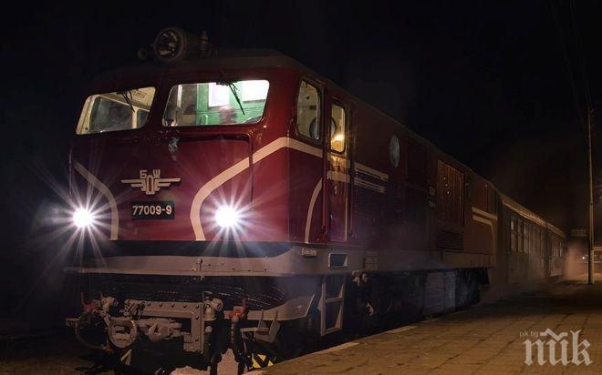 Пътнически влак удари стоящ на релсите джип, няма загинали
