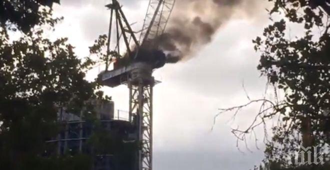 Кран се запали и срути зрелищно в Мелбърн (видео)