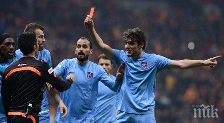 футболист показа червен картон съдията отнесе сурово наказание