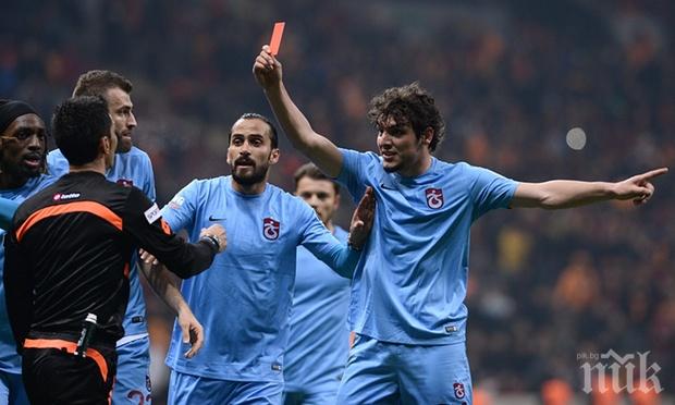 Футболист показа червен картон на съдията и отнесе сурово наказание