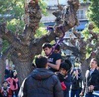 Двама мигранти си метнаха въжето в центъра на Атина  