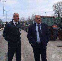 Борисов отиде лично при гръцките фермери (снимки)