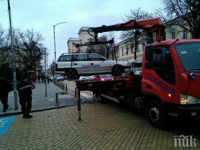 Чудо невиждано! Паяк вдигна преди малко полицейска кола в София! Вижте уникалната снимка!