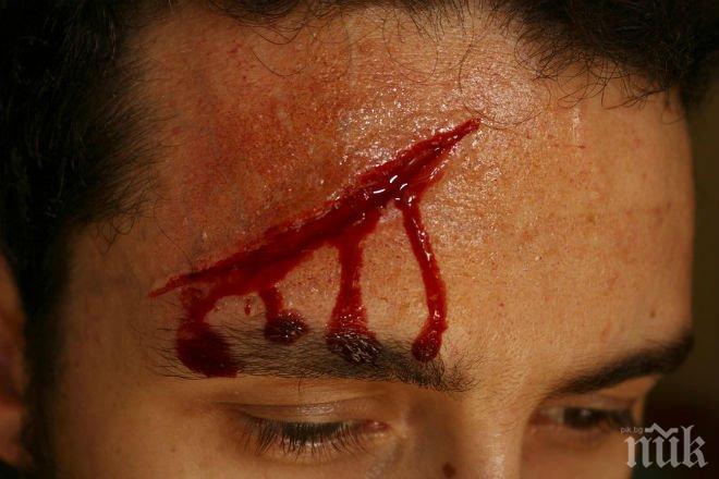 Работник преби колега с метална тръба