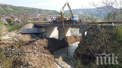 Кърджалийско село дочака след 8 години да ремонтират моста 