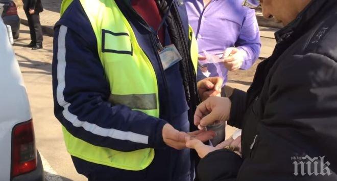 ГОРЕЩО ВИДЕО в ПИК! Приятел на Мето Илиенския направи за смях служителите със скобите! Венци Лисицата си плати глобата с купища жълти стотинки! Вижте шоуто 