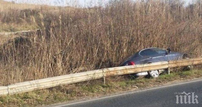 Меле край Благоевград! Автомобил излетя в канафка