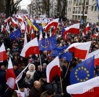 15 000 излязоха във Варшава в подкрепа на демокрацията и Валенса