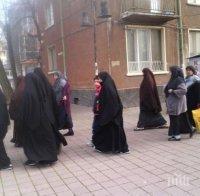 САМО в ПИК! Шокиращи снимки от Пазарджик изправиха хората на нокти!  Жените масово ходят с бурки! Социалните мрежи изригнаха срещу ширещия се ислям у нас