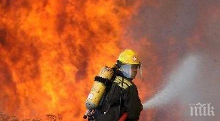 две пожарни спасиха бензиностанция взрив